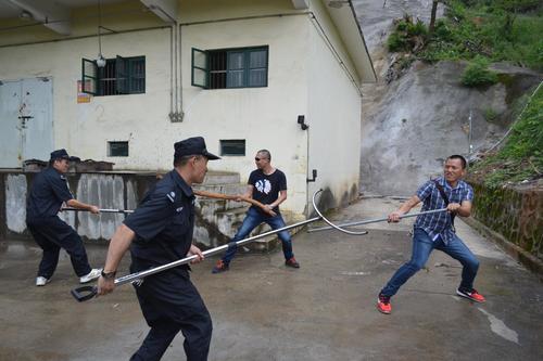 海峽科化龍巖三家單位聯(lián)合舉行民爆物品儲存反恐怖（縱火）應急預案演練。圖為保衛人員與暴恐嫌疑人搏斗��?葉莉攝[2].jpg