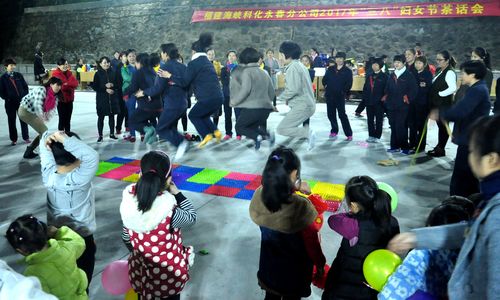 永春分公司三八節活動(dòng)：光腳跳“指壓板”。（陳宏金）[3].jpg