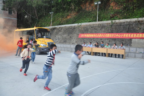 陳宏金：永春分公司與坑仔口小學(xué)聯(lián)合舉行校車(chē)應急演練。（）[3].jpg