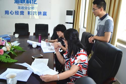 公司黨委副書(shū)記鄭慶樟帶隊到龍巖分公司開(kāi)展黨建工作半年檢查。張力燕 攝.jpg