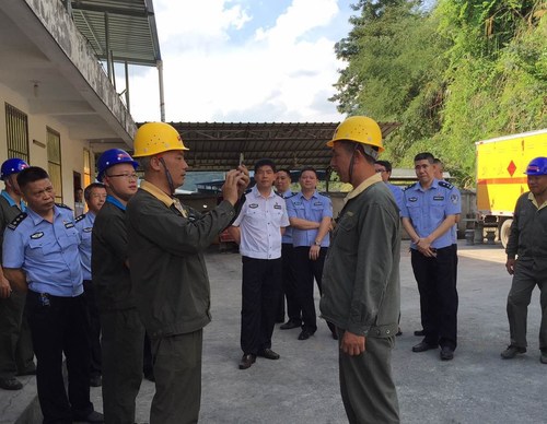 藍勝輝--三明市領(lǐng)導陳育煌一行到富興建設公司調研民爆物品閉環(huán)式可視化系統試運轉情況2.jpg