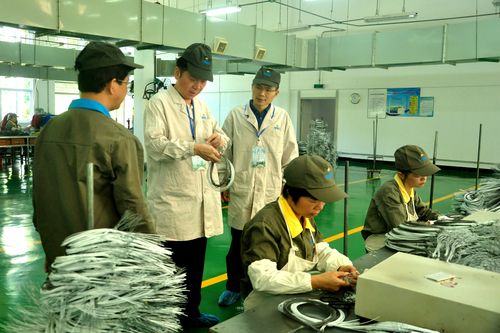 陳宏金：督查組深入生產(chǎn)一線(xiàn)察看雷管生產(chǎn)工藝過(guò)程。.jpg