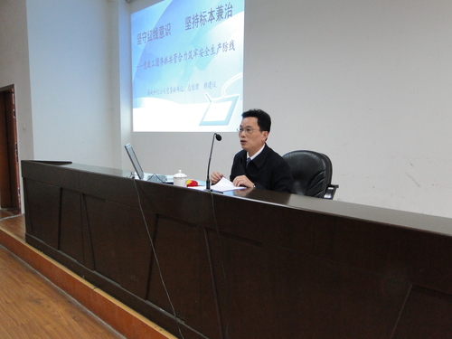 蔡美花：圖為顏建議總經(jīng)理給永安雙華公司全體黨員、機關(guān)干部等上黨課.jpg