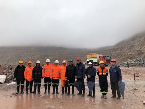 劉亞?wèn)|、邱志峰-富興建設上杭分公司膠狀乳化炸藥混裝車(chē)項目正式投產(chǎn).jpg