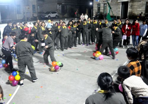 陳宏金：圖為永春分公司踩汽球游戲現場(chǎng)。.jpg
