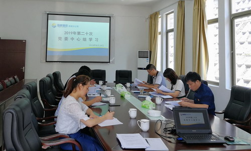 鐘林琳：龍巖分公司黨委認真學(xué)習《習近平在寧德》《習近平在廈門(mén)》等采訪(fǎng)實(shí)錄_調整大小.jpg