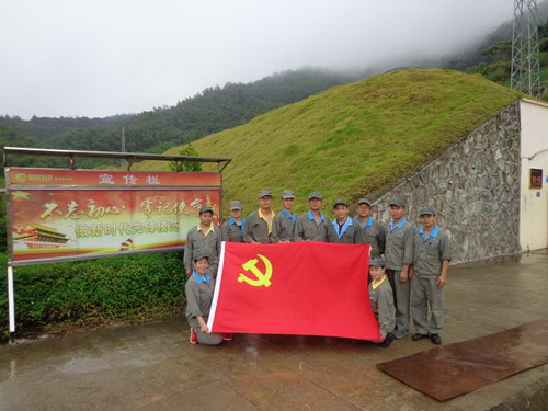 雷韜：龍巖分公司乳化一車(chē)間支部開(kāi)展“守國旗、敬國旗、愛(ài)國旗”主題黨日活動(dòng)_調整大小.jpg