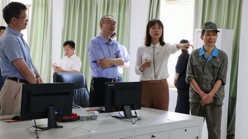 吳瑤：龍巖分公司黨委書(shū)記陳志華在總監控室解說(shuō)_調整大小.jpg