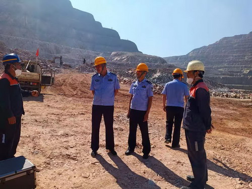 羅曉恒-上杭縣公安局副局長(cháng)袁建陽(yáng)到紫金山礦區安全檢查_(kāi)調整大小.jpg