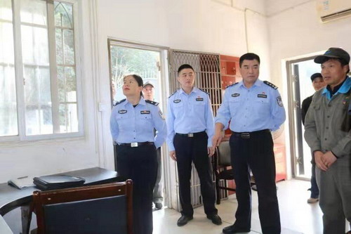 陳劍鋒：龍巖市公安局治安支隊副支隊長(cháng)陳忠陽(yáng)等到龍巖分公司開(kāi)展民用爆炸物品管理專(zhuān)項檢查_(kāi)調整大小.jpg