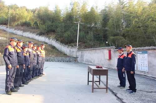 富興建設公司組織開(kāi)展山火事故應急預案演練1—鄭強_調整大小.JPG
