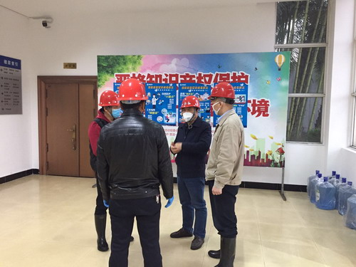 圖為：?？泣h委委員、副總經(jīng)理張賢鋒檢查指導疫情防控工作現場(chǎng)（拍攝者彭華）_調整大小.jpg