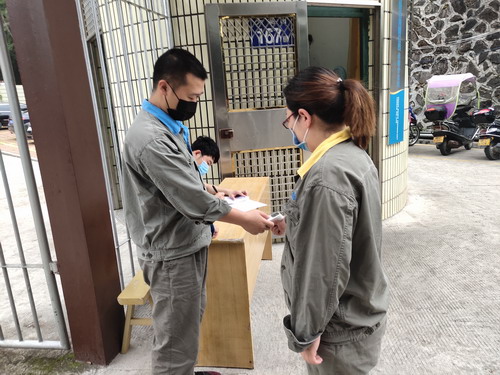 （采用）劉敏 當好“守門(mén)員”青年志愿者小劉、小潘為上班職工測量體溫_調整大小.jpg