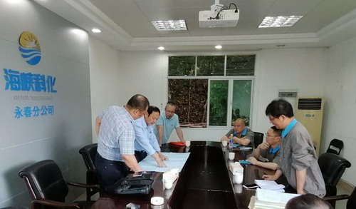反饋會(huì )上，檢查組針對存在的問(wèn)題與分公司相關(guān)人員進(jìn)行深入探討，尋求解決方案。_調整大小.jpg