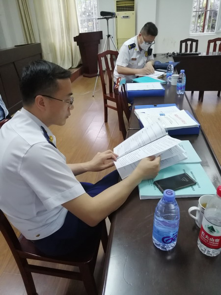 永安雙華公司鄧焱珍： 5�?5日下午三明消防支隊領(lǐng)導在會(huì )議室查閱安全相關(guān)資料的現場(chǎng)_調整大小.jpg