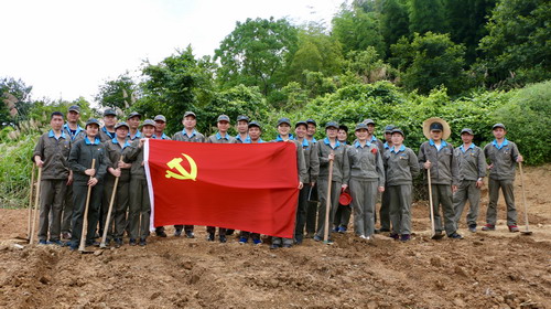 （建議采用）吳瑤：龍巖分公司開(kāi)展“種植希望、美化廠(chǎng)區”主題黨日活動(dòng)_調整大小.jpg