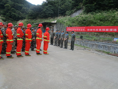 龍巖分公司開(kāi)展民爆物品儲存庫防盜搶、防破壞應急預案演�?_調整大小.jpg