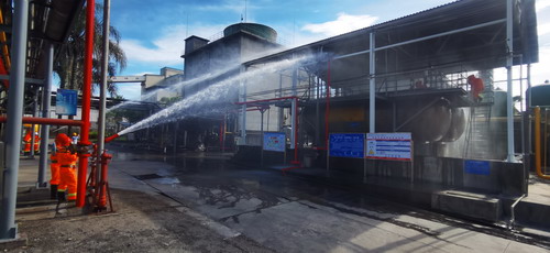 永安雙華公司陳婷婷：（插�?）義務(wù)消防隊員啟動(dòng)消防水炮降低空氣氨濃度_調整大小.jpg