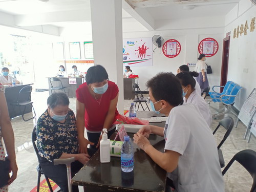 黃春�?專(zhuān)家們?yōu)樨毨?hù)進(jìn)行健康檢查_(kāi)調整大小.jpg
