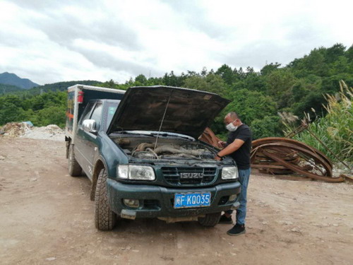 駕駛員張澤慶正在進(jìn)行發(fā)車(chē)前的車(chē)況檢查_(kāi)調整大小.jpg