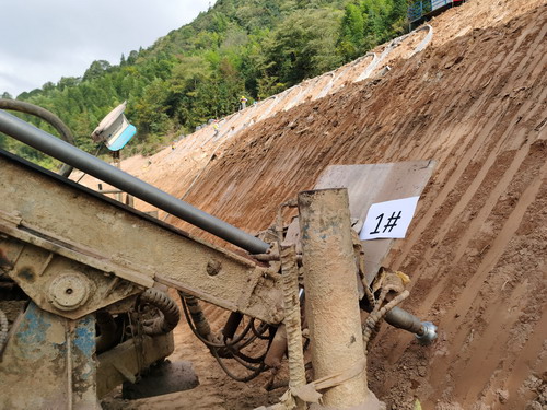 謝麟：龍巖分公司邊坡治理二期工程框架梁部份開(kāi)始施工_調整大小.jpg