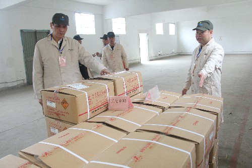 黃曉志：圖為檢查組深入分公司成品儲存庫進(jìn)行實(shí)地檢�?(2)~1.jpg