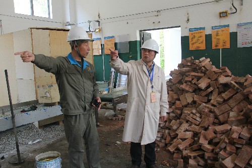 黃曉志：圖為張賢鋒深入技改現場(chǎng)進(jìn)行實(shí)地檢�?(1)~1.jpg