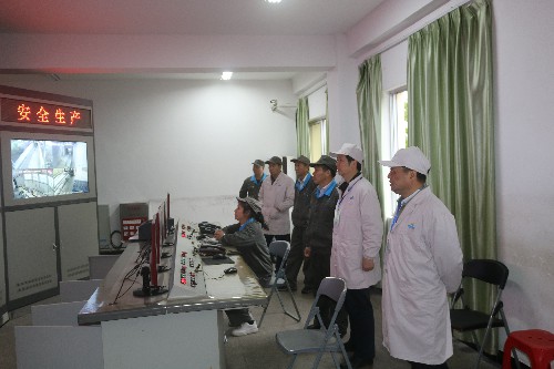 陳劍鋒：省機電控股公司黨委委員、副總經(jīng)理陳伯煒一行深入龍巖分公司生產(chǎn)一線(xiàn)進(jìn)行檢查~1.jpg