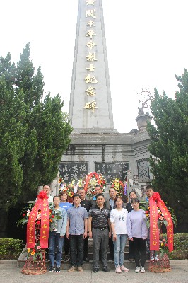 陳宏金：圖為機關(guān)黨支部祭掃活動(dòng)現場(chǎng)~1.jpg