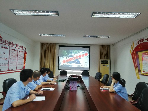 永安雙華公司鄧焱珍：駕駛員觀(guān)看交通安全警示教育片現場(chǎng)~1.jpg