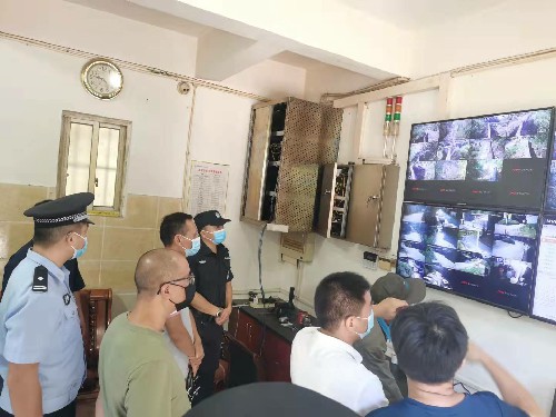 丁海峰：龍巖市多部門(mén)聯(lián)合檢查督導組蒞臨龍巖分公司民爆物品儲存庫開(kāi)展聯(lián)合安全檢查~1.jpg