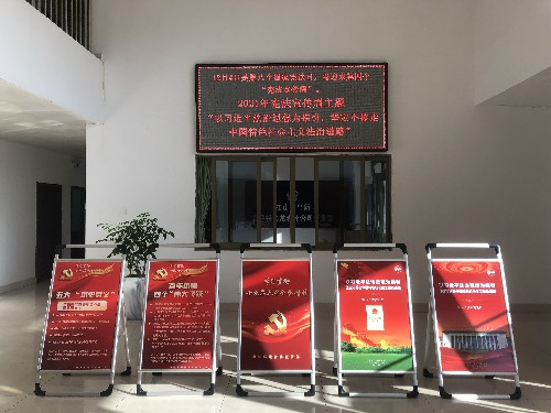 謝顏果：送法進(jìn)車(chē)間�?普法在身邊——龍巖分公司認真開(kāi)�?021年“憲法宣傳周”活動(dòng)~1.jpg