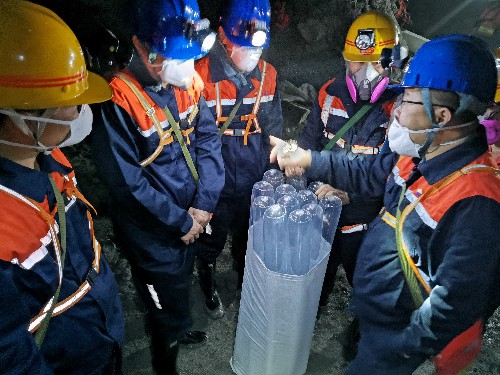 富興建設+來(lái)慶�?海峽科化公司黨委委員、紀委書(shū)記何浦寨一行到富興建設上杭分公司開(kāi)展安全督�?~1.jpg