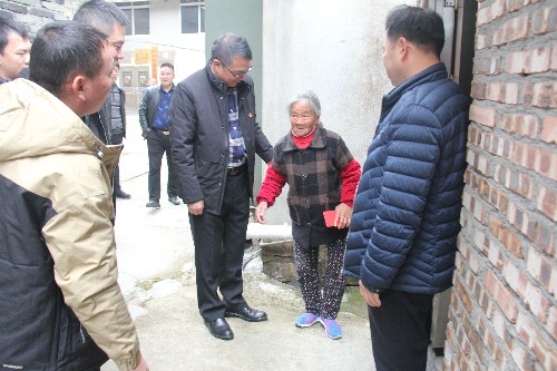 福安分公司莊燦彬：圖�?�?0日吳彩洪慰問(wèn)仙嶺村困難群眾~1.jpg