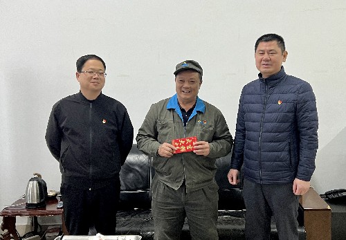 謝顏果：?？乒靖笨偨?jīng)理祁忠清走訪(fǎng)慰問(wèn)龍巖分公司困難黨員~1.jpg