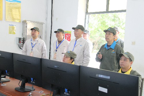 福安分公司胡廷淦：圖為陳伯煒一行在查看車(chē)間現場(chǎng)監控~1.jpg