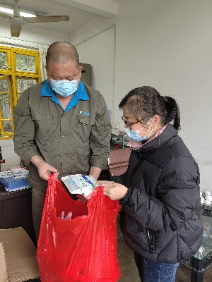 ?？朴来?孫巧�?用心做好“娘家人�?海峽科化永春分公司工會(huì )關(guān)愛(ài)“再行動(dòng)�? (2)~1.jpg
