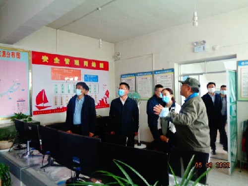 青海青樂(lè )公司楊玉偉檢查現場(chǎng)~1.jpg
