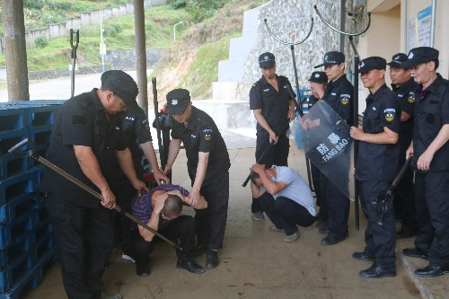 龍巖分公�?張力�?保衛部門(mén)在演練中將偷盜人員進(jìn)行圍控~1.jpg
