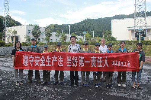 （建議采用）烽林鄧秋花：縣總工會(huì )安全生產(chǎn)宣傳合影~1.jpg