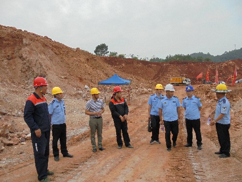 富興建設公司+盧玉�?三明市公安局、應急局聯(lián)合檢查組在富興建設公司項目施工現場(chǎng)檢查~1.jpg