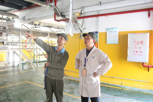 福安胡廷淦：圖為顏建議到車(chē)間現場(chǎng) (1)~1.jpg