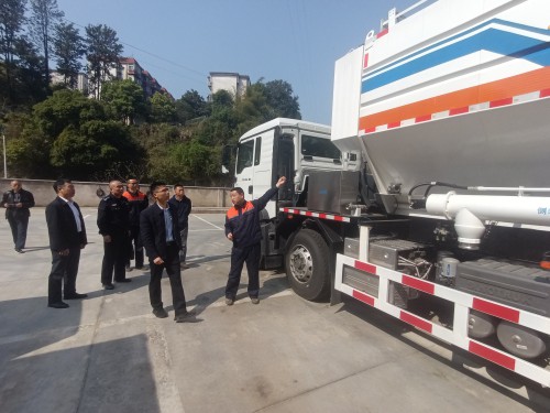格式工廠(chǎng)富興建設公司 譚立�?張治平帶隊到富興建設公司運輸隊開(kāi)展危險品道路運輸安全工作調研.jpg