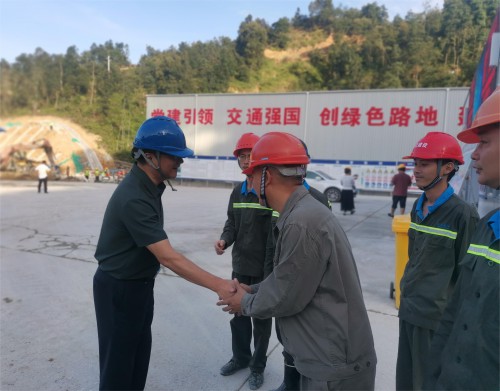 格式工廠(chǎng)民化建設 郭建�?吳彩洪董事長(cháng)實(shí)地調研政永高速I(mǎi)II標段東坑隧道爆破工程項目2.jpg