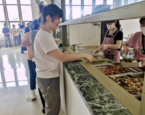 格式工廠(chǎng)龍巖分公�?林偉�?職工排隊取餐.jpg